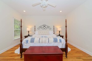 4 多间卧室、熨斗/熨衣板、上网接入、床单