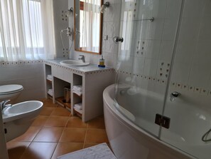 Leilighet, 2 soverom, terrasse | Bad | Hårføner, bidé, håndklær og såpe