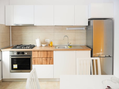 Fjölskylduíbúð | Einkaeldhús | Ísskápur í fullri stærð, bakarofn, eldavélarhellur, uppþvottavél