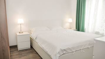 Deluxe Apartment | Individually decorated, individually furnished, desk, laptop workspace