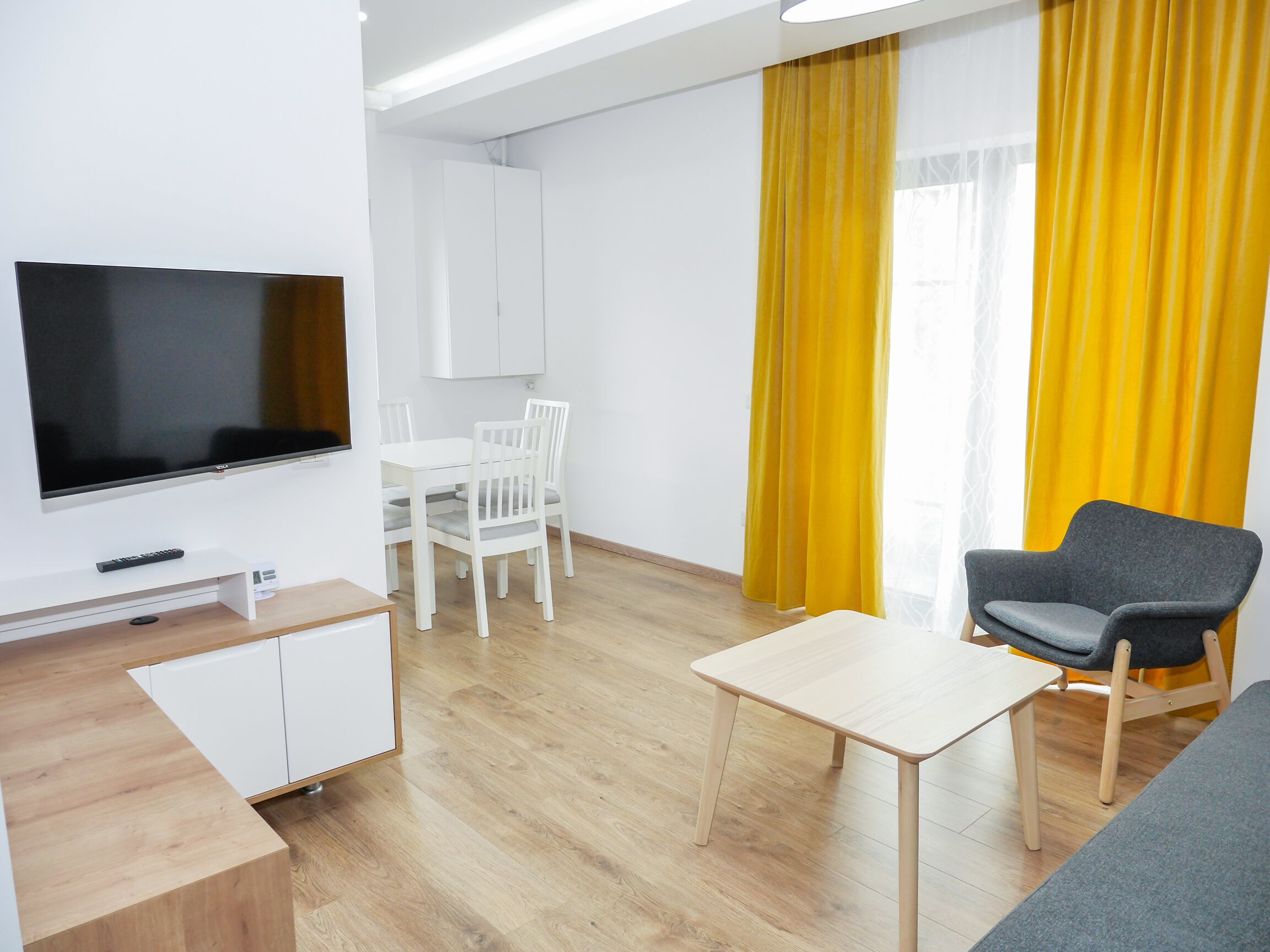 Deluxe Apartment | Living area | Flat-screen TV