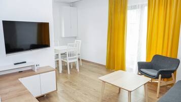 Deluxe Apartment | Living area | Flat-screen TV