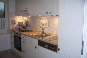 Fridge, microwave, oven, dishwasher - Kliffstrand, apartment no. 1 ground floor - Haus-Wiking, OT Goting (Nieblum)