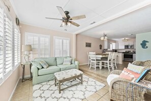 Fernseher, Kamin, DVD-Player