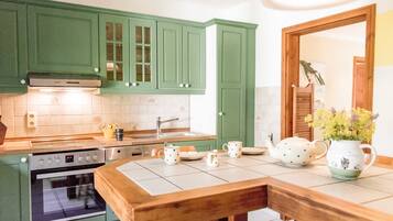 Kühlschrank, Mikrowelle, Ofen, Geschirrspüler