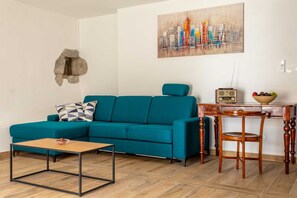 TV - Holiday house PAVOVCI with heated pool (Milohnići)