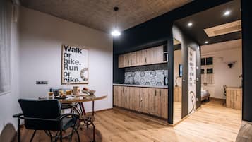 Departamento (4,8) | Cocina privada | Refrigerador, parrilla de estufa y tetera eléctrica