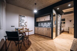 아파트 (4,8) | 전용 주방 | 냉장고, 쿡탑, 전기 주전자, 조리 도구/접시/주방 기구