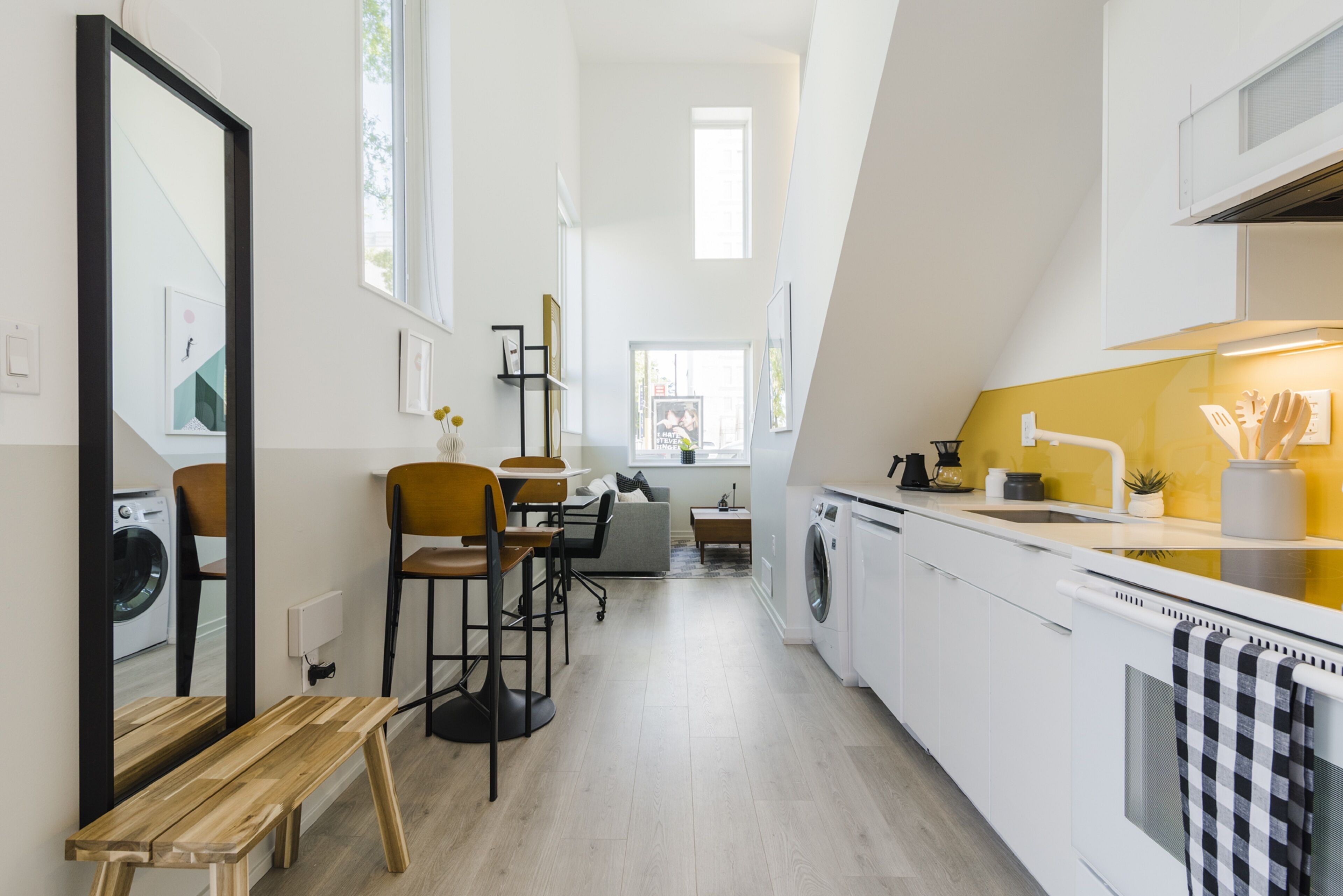 Departamento, balcón | Cocina privada | Refrigerador, microondas, horno y cafetera y tetera 