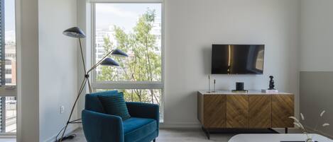 Apartament Deluxe, vistes a la ciutat | Sala d'estar | Televisor de pantalla plana de 42 polzades amb canals digitals