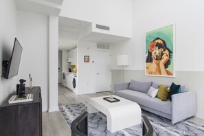 Apartamento, vista para a cidade | Área de estar | TV de tela plana 42 polegadas com canais digitais, TV, smart speakers