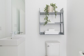 Third-floor apartment, City View | Bathroom | Shower, hair dryer, towels