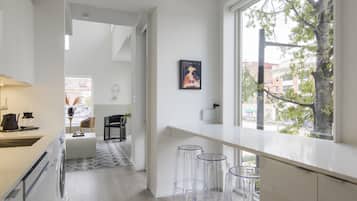 Second-floor apartment | In-room dining