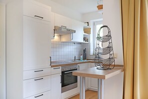 Kühlschrank, Ofen, Geschirrspüler, Wasserkocher mit Kaffee-/Teezubehör