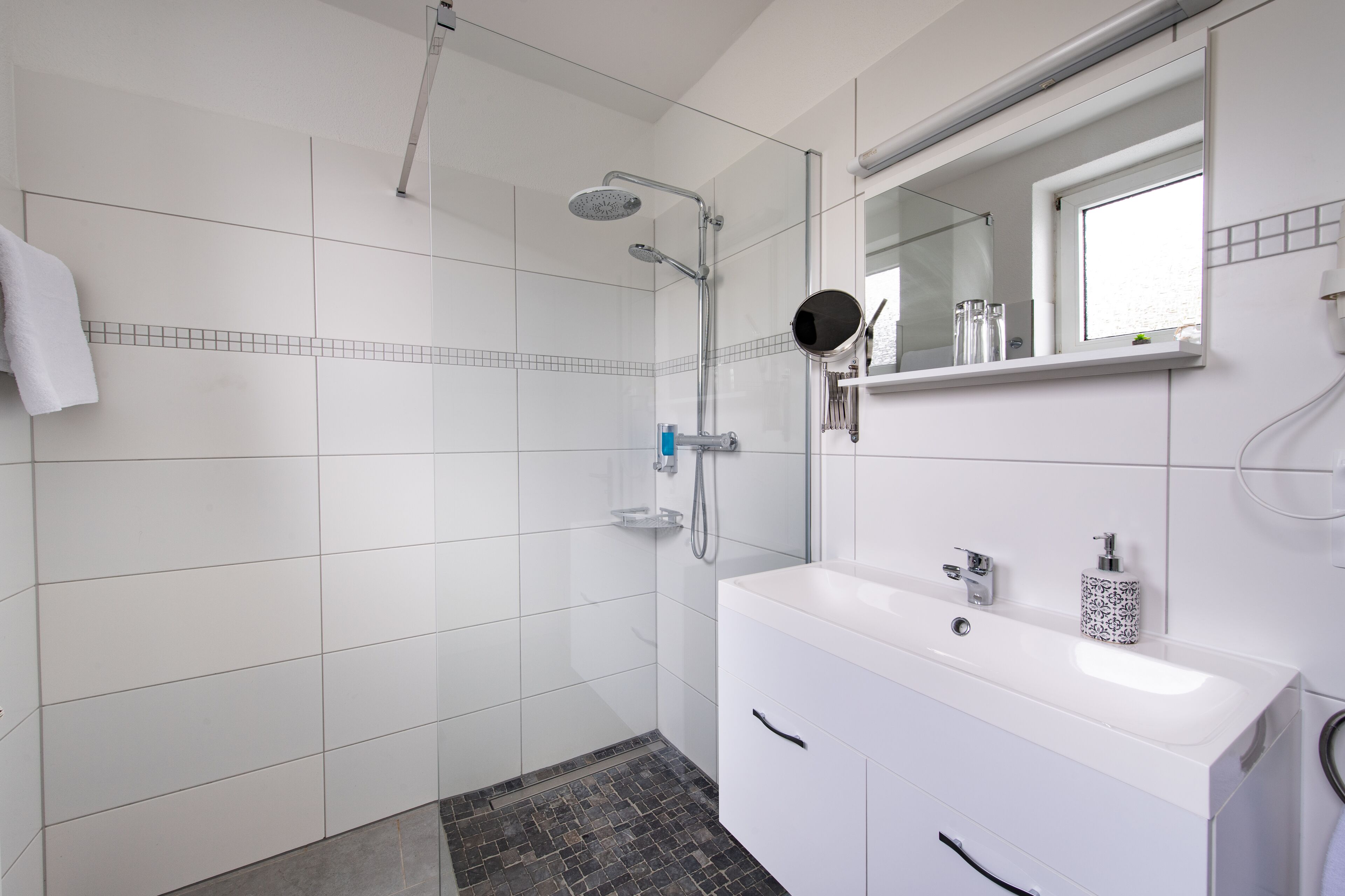 Dusche, Haartrockner, Handtücher, Seife