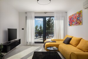 Smart TV, fireplace, books - Mediterranean Retreat in Private Villa with pool, jacuzzi and sauna (Podstrana)