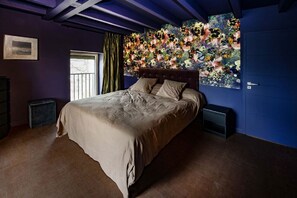 7 bedrooms, iron/ironing board, WiFi, bed sheets