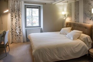 7 bedrooms, iron/ironing board, WiFi, bed sheets