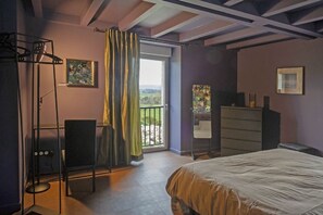 7 bedrooms, iron/ironing board, WiFi, bed sheets