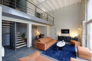 Fernseher, Kamin, Bücher