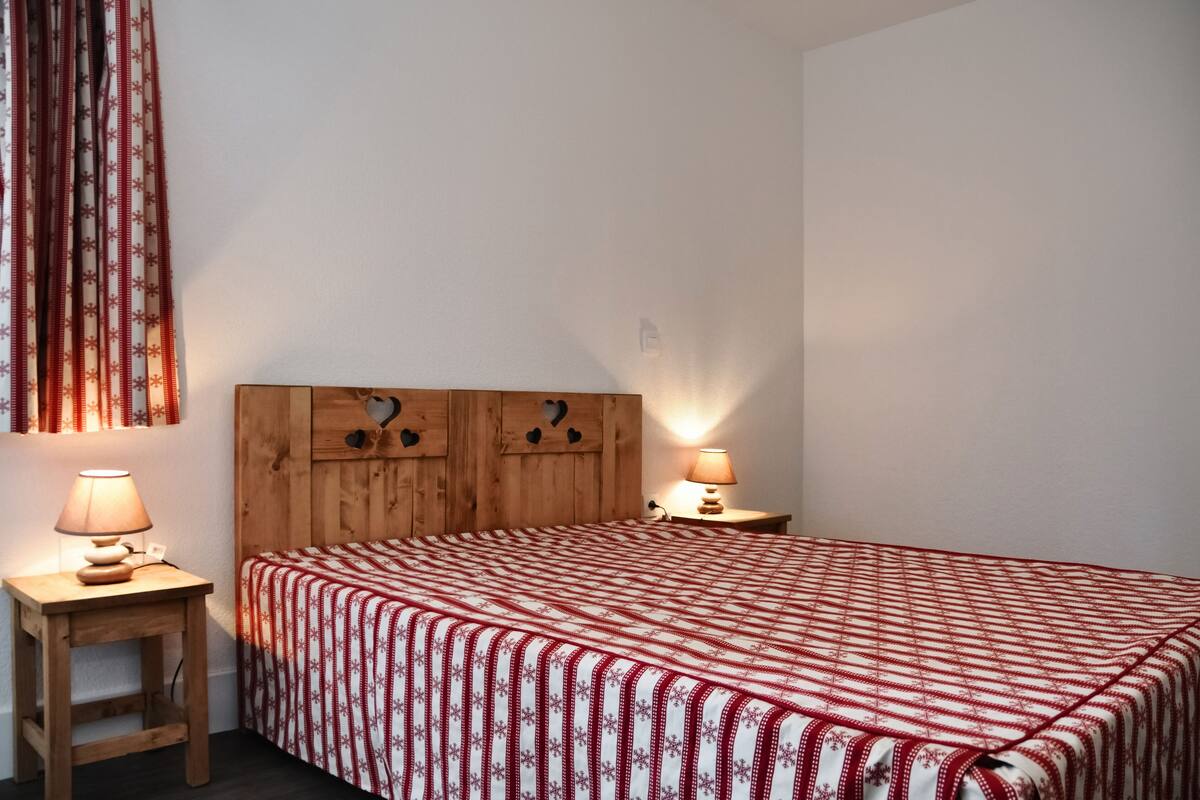 1 bedroom, individually decorated, individually furnished