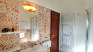 Shower, hair dryer, bidet, towels - Villa with Pool - 3 Bedrooms with independent bathroom (Rignano sull'Arno)