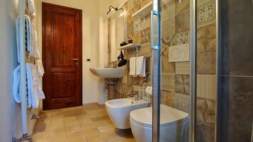 Doccia, asciugacapelli, bidet, asciugamani