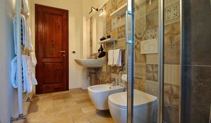 Doccia, asciugacapelli, bidet, asciugamani