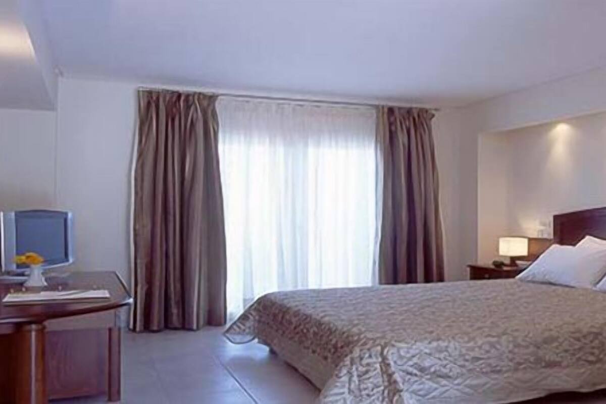 خزنة داخل الغرفة ومساحة عمل للكمبيوتر المحمول وستائر تعتيم