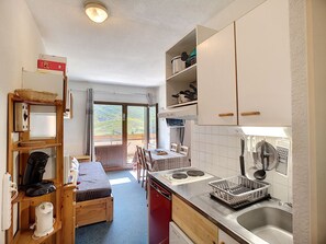 Kylskåp, mikrovågsugn, ugn och diskmaskin