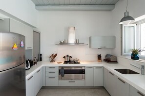 Een koelkast, een magnetron, een oven, een kookplaat