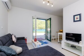 Hus (Two-Bedroom Holiday Home) | Vardagsrum | Tv