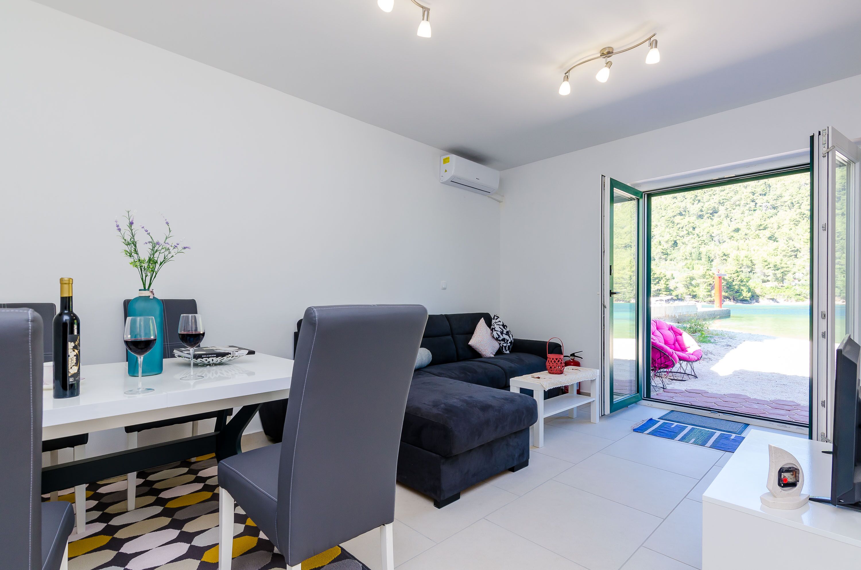 House (Two-Bedroom Holiday Home) | Ruang tamu | TV 