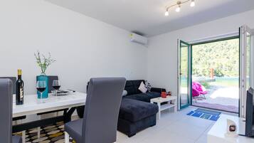 House (Two-Bedroom Holiday Home) | Ruang tamu | TV