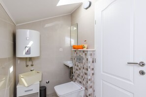 Casa (Two-Bedroom Holiday Home) | Bagno | Doccia, asciugamani