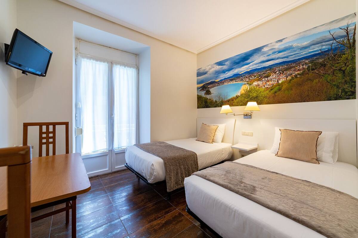 Camera con letto matrimoniale o 2 letti singoli, balcone | Insonorizzazione, letti aggiuntivi (a pagamento), Wi-Fi gratuito