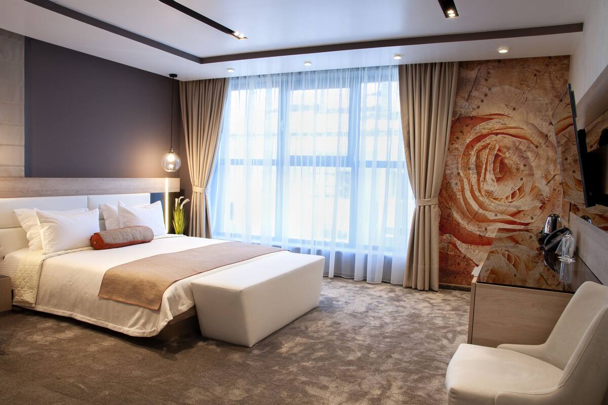 Luxury Room | Minibar, in-room safe, desk, WiFi (free)