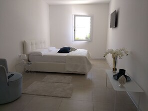 3 bedrooms, in-room safe, iron/ironing board, travel cot