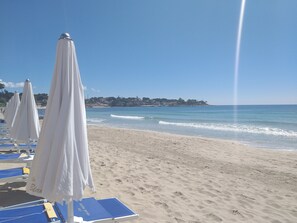 Plage, chaises longues, serviettes de plage