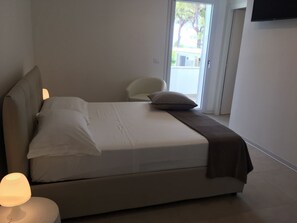 3 bedrooms, in-room safe, iron/ironing board, travel crib