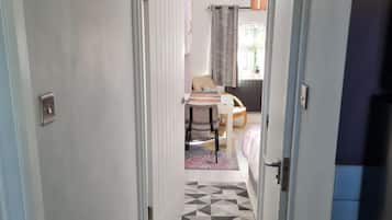 1 habitación, tabla de planchar con plancha, wifi gratis y ropa de cama