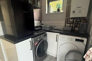 Kühlschrank, Mikrowelle, Herdplatte, Wasserkocher