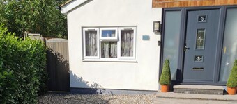 1 Bedroom Annex - 2 Mins From Train Station