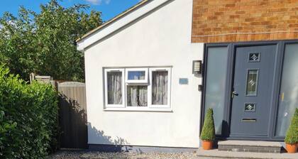 1 Bedroom Annex - 2 Mins From Train Station