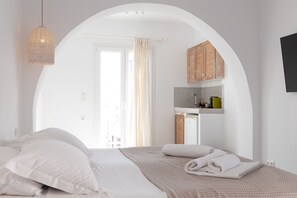 ميني بار وتجهيزات عازلة للصوت ومكواة/لوح كي وواي فاي مجانًا