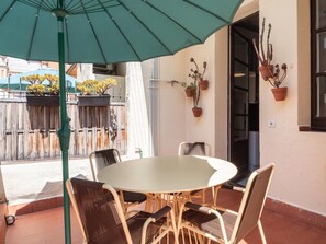 Outdoor dining - Terrace, sun and local lifestyle in Gracia (Barcelona)