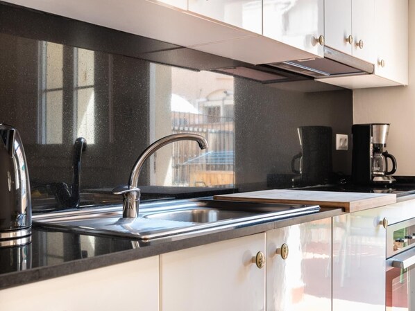 Een koelkast, een microgolfoven, een oven