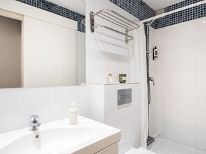 Hair dryer, towels, soap, shampoo - Oasis with a sunny terrace in the heart of Gracia (Barcelona)