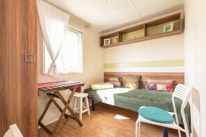 Une petite pièce agréable, avec un lit, un bureau et une chaise.