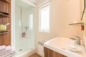 Douche, séchoir à cheveux, serviettes fournies